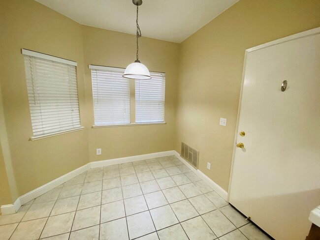 Building Photo - Cozy & Comfy 3 Bedroom Home!