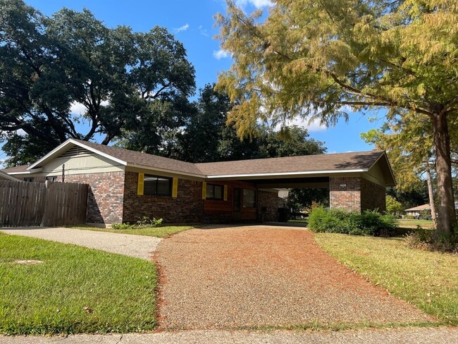 Building Photo - BROADMOOR SOUTH*3/2*CLOSE TO LSUS COLLEGE*...