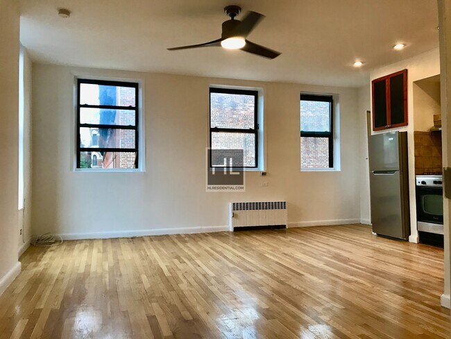 Building Photo - 507 Manhattan Ave