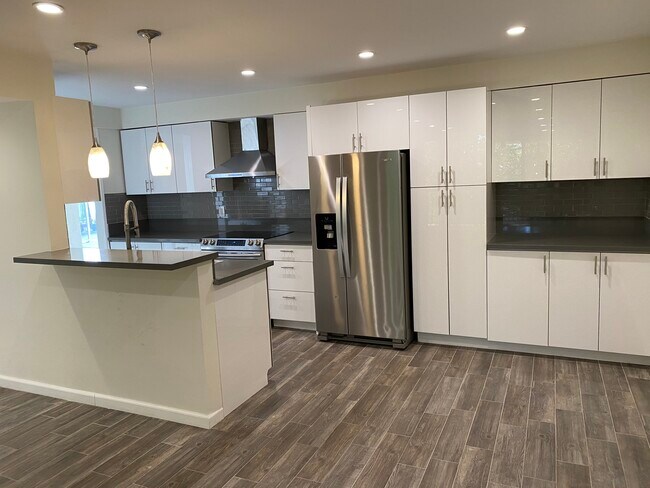 Kitchen - 911 N Kings Rd