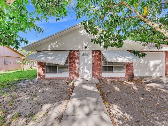 Building Photo - 4840 SW 25th Ave