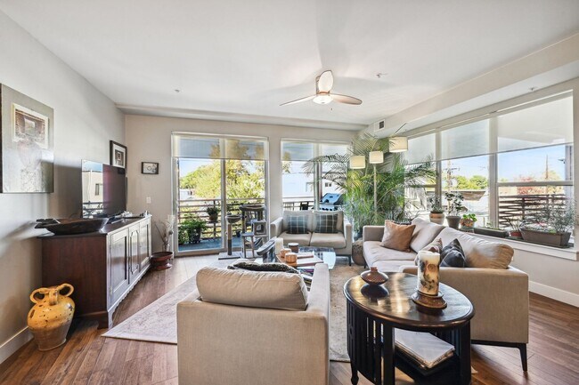 Foto del edificio - Luxury Living in City Park! Large 2Bd/2Ba