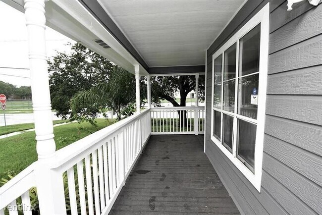 Building Photo - 3 br, 2.5 bath House - 3420 W Minnehaha St...