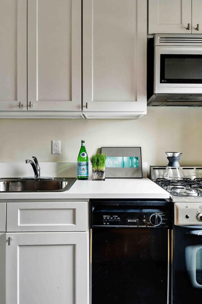 Foto del edificio - 331 E 9th St