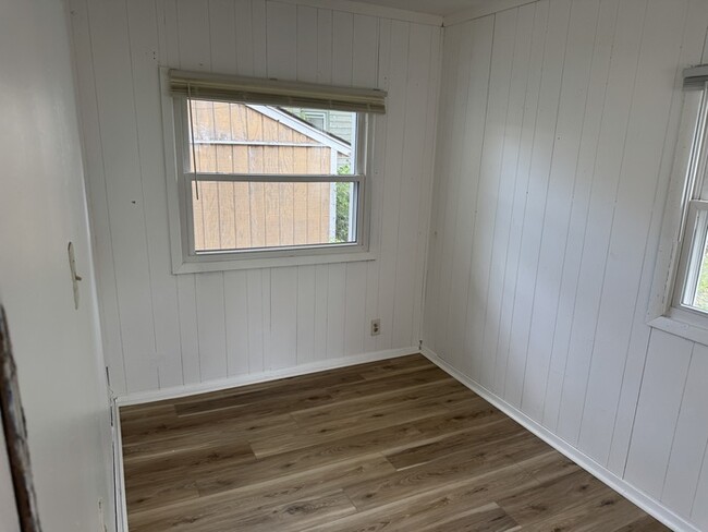 Building Photo - 2 bedroom 1 bath $1150 including water/sew...