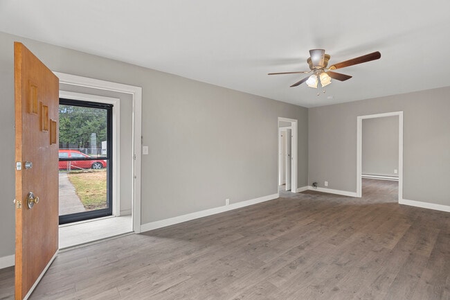 Foto del edificio - 8164 Falls Ave SE