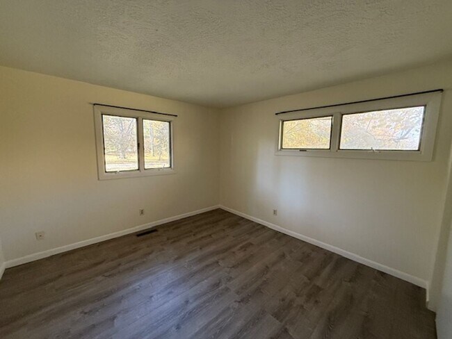 Foto del edificio - Country Living with a Recently Remodeled 2...