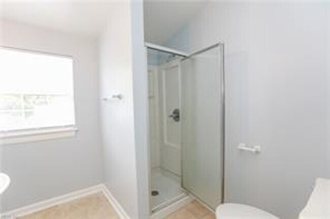 Building Photo - Renovated 3 bed, 1.5 bath Single-Family