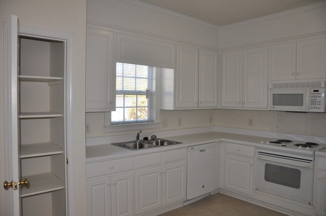 Building Photo - 625 Candlewood Dr