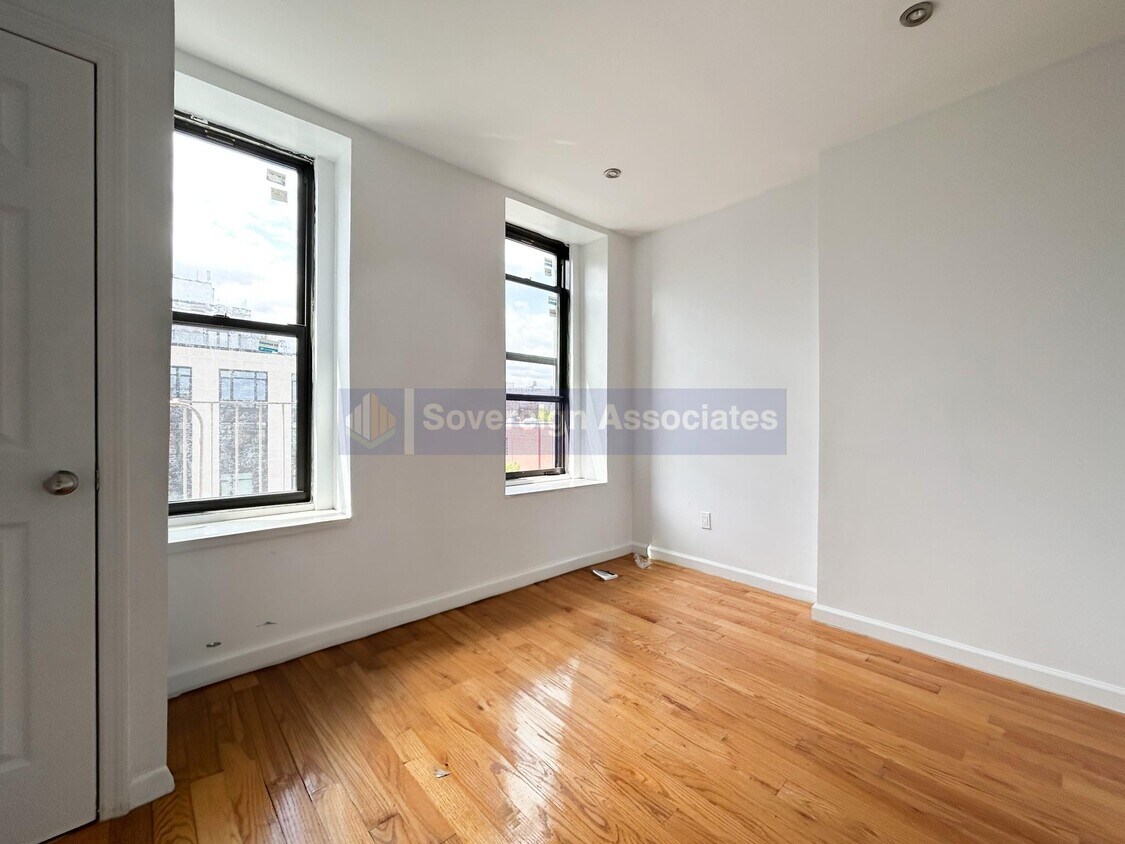 Primary Photo - 953 Columbus Ave