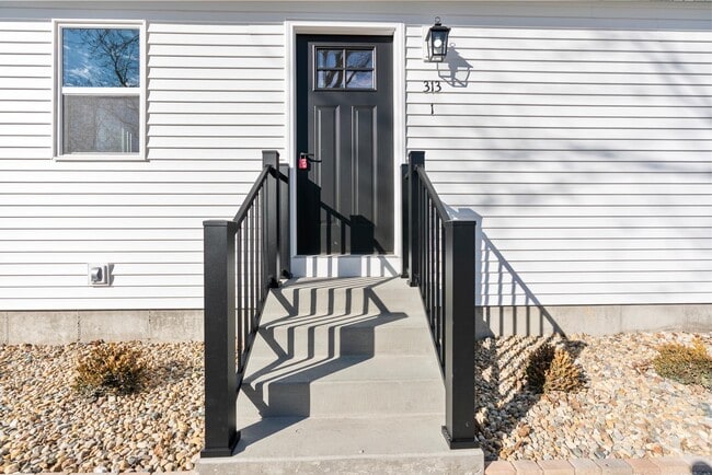 Building Photo - 313 E Martin St