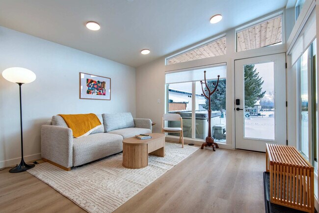 Building Photo - 27 4th St E