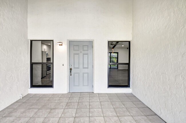 Foto del edificio - Renovated Large 3 bed 2 bath