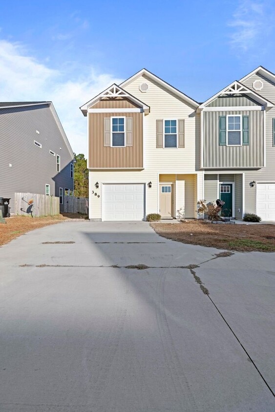 Primary Photo - Townhouse For Rent!