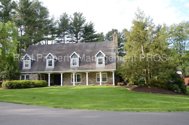 Building Photo - 8200 Spring Hill Ln