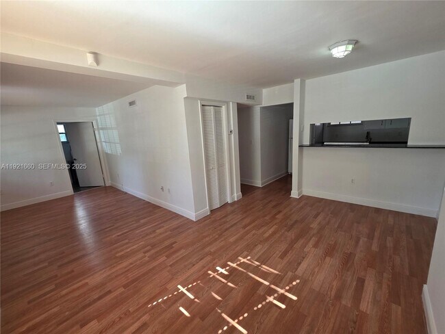 Foto del edificio - 29 Santillane Ave