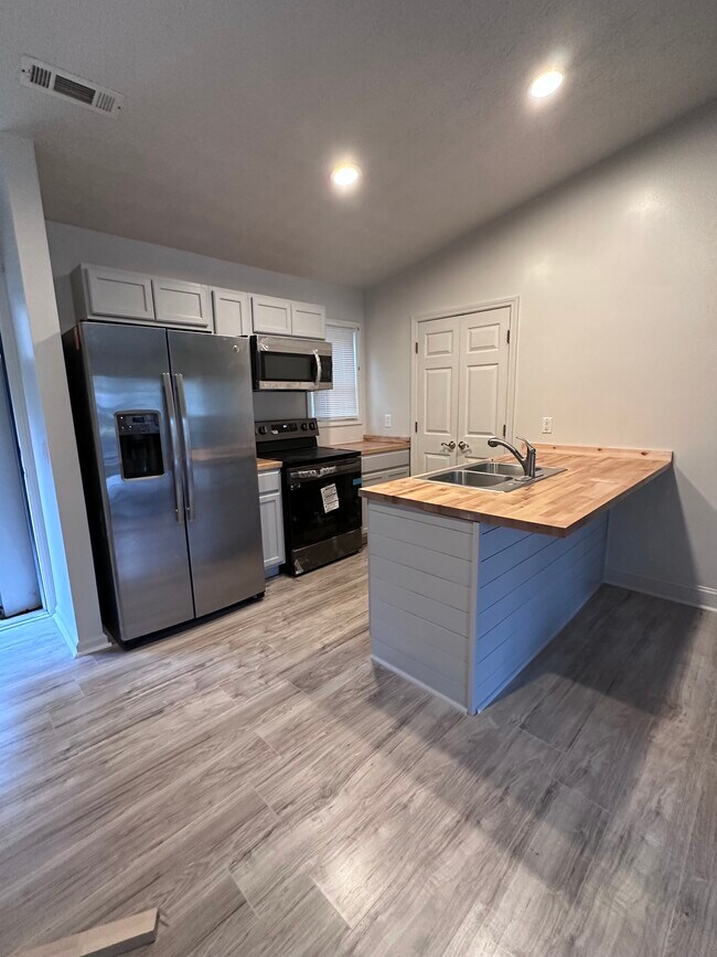 Building Photo - 137 Carroll Cir