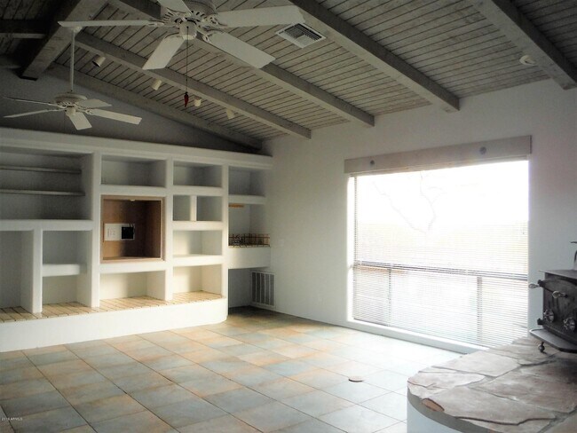 Foto del edificio - 18330 Moonlight Mesa Rd