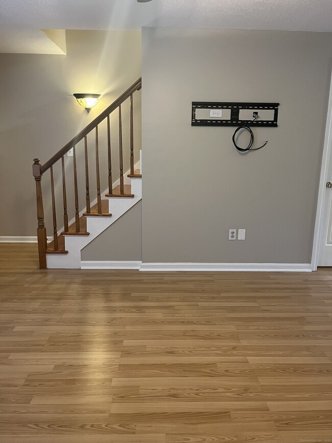 Building Photo - 67 Brentwood Dr