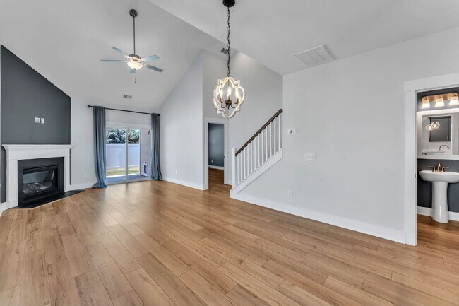 Foto del edificio - Elegant 3 Bed / 2.5 Bath Luxury Townhome + Bonus Room in Indigo Pointe with Main-Level Primary Su...