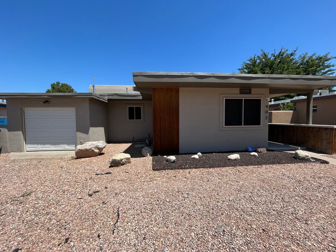 Foto principal - Large 3 Bedroom 2.5 Bathroom Home In The NE!