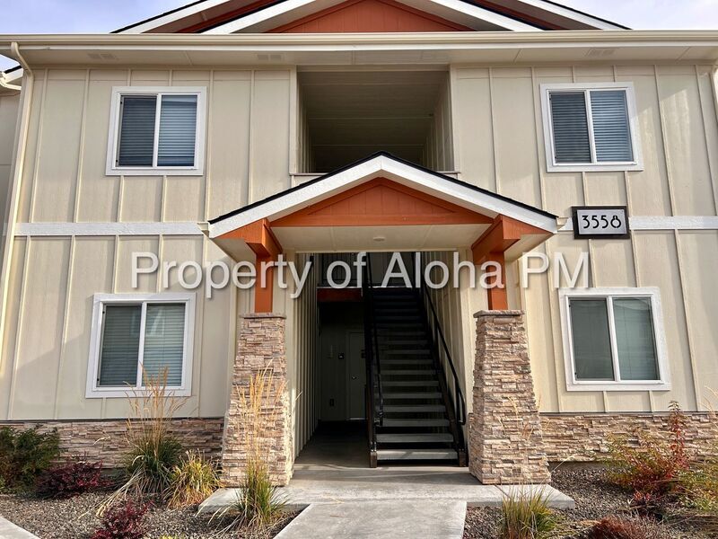 Primary Photo - 3558 E Grand Forest Dr