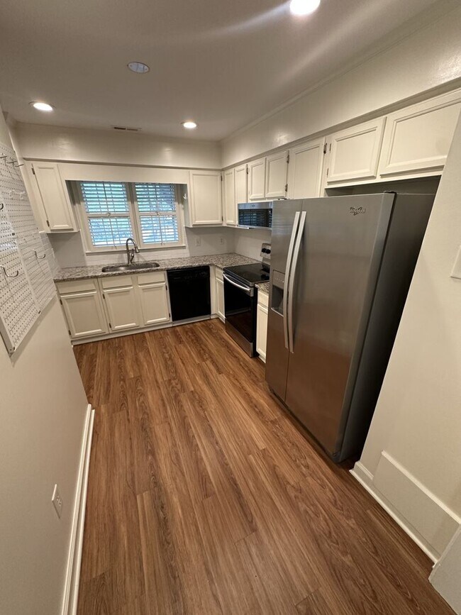 Foto del edificio - 2 Bedroom 2.5 Bathroom Townhome!