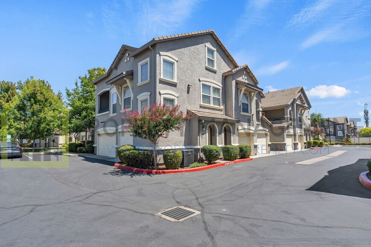 Foto principal - Spacious 2 (or 3!) Bed Condo in Gated Comm...