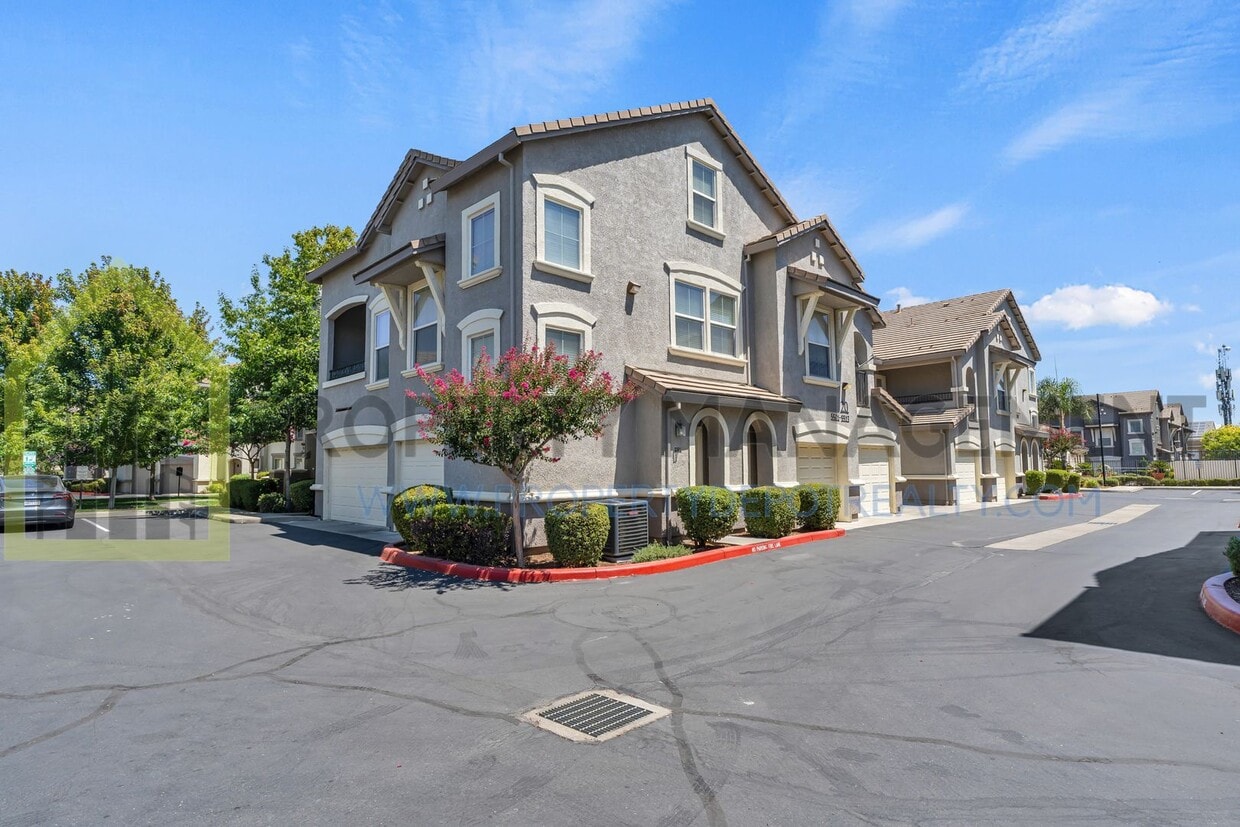 Primary Photo - Spacious 2 (or 3!) Bed Condo in Gated Comm...