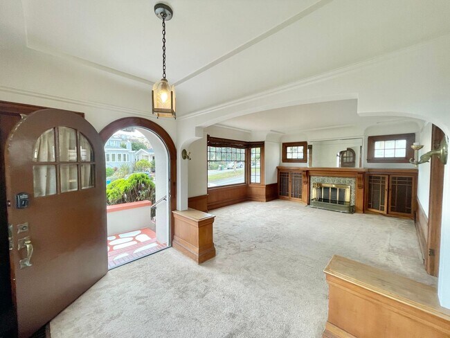 Building Photo - Westwood Park - Stunning 4BR+ / 2 BA Home w/Fabulous Back Yard! - PROGRESSIVE