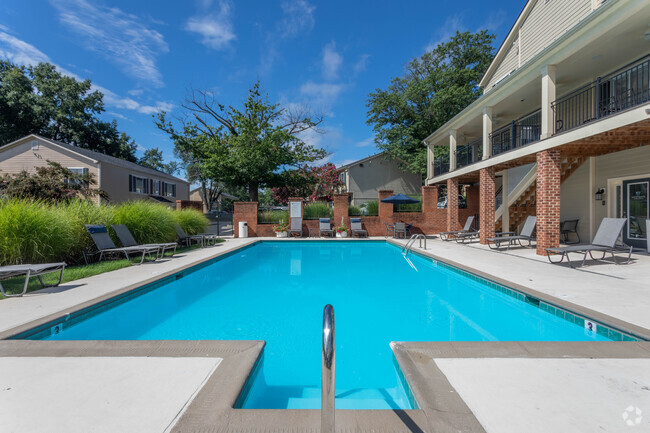 Relájese y descanse junto a la piscina. - Westgate Apartments