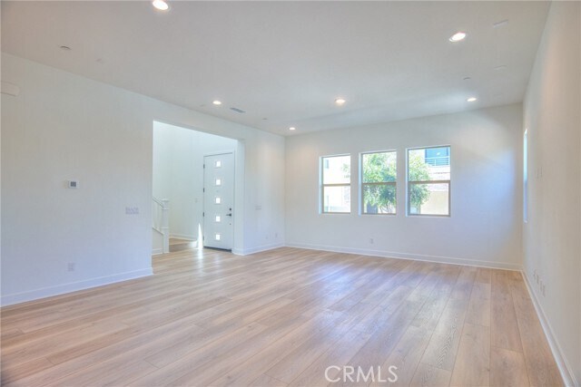 Building Photo - 460 Chorus