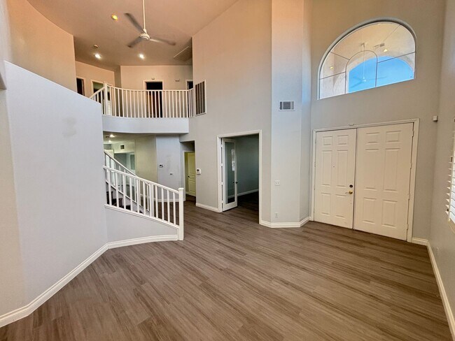 Foto del edificio - Elegant 4Bed/5Bath/3Car gated residence located near Silverado Ranch