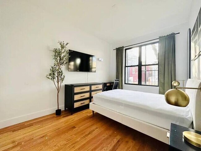 Foto del edificio - Furnished room/NOT APARTMENT