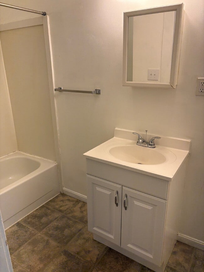 Building Photo - Super Clean 1 Bedroom Apartment