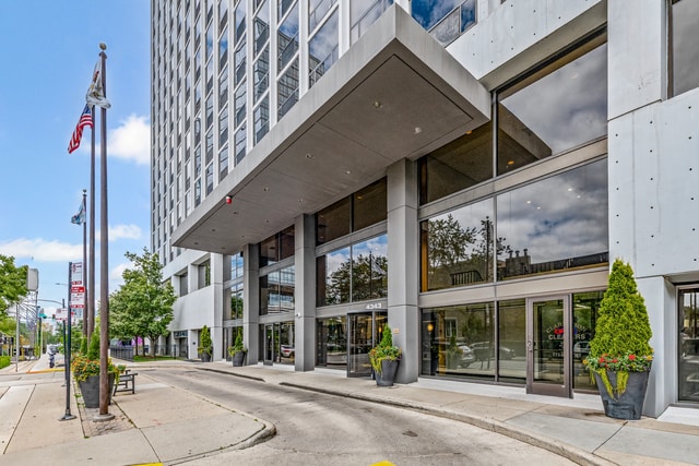 Building Photo - 4343 N Clarendon Ave