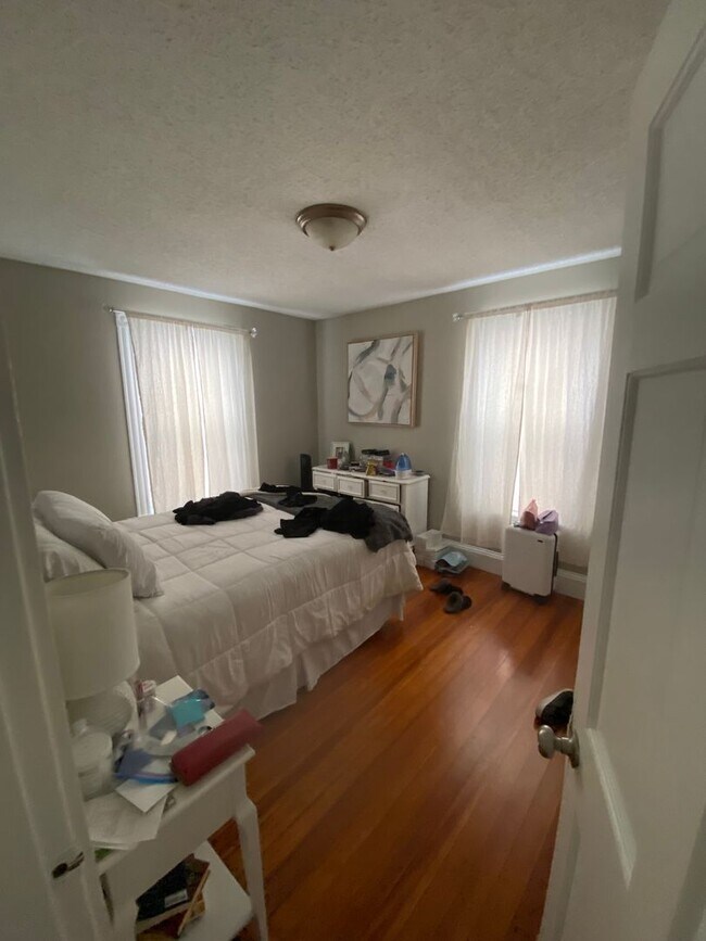 Building Photo - Huge 4 bed unit in Quincy