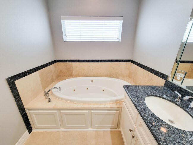 Building Photo - Charming Three Bedroom in Houston!