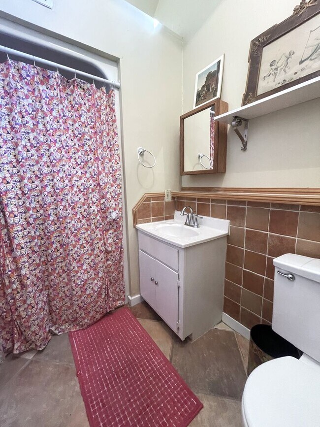 Photo - Charming Cottage for Rent Near UT House