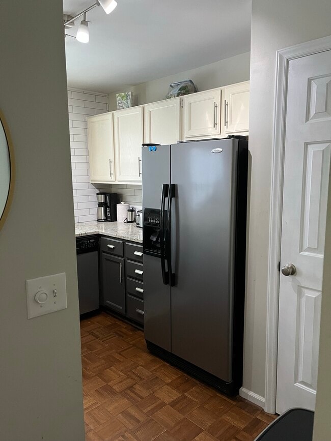 Building Photo - 229 Oakwood Ct