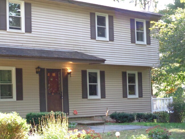 Building Photo - 16 Twin Meadow Dr