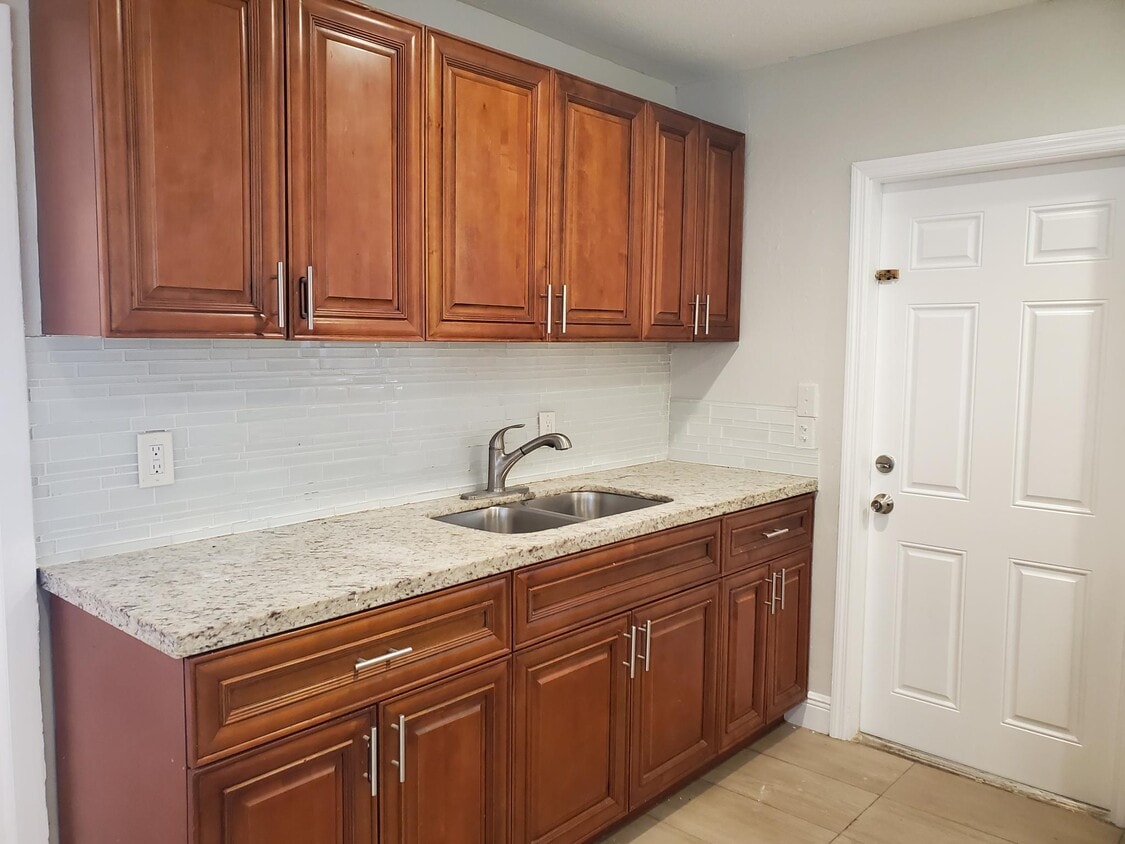 107 9th SW St, Hallandale Beach, FL 33009 House for Rent in