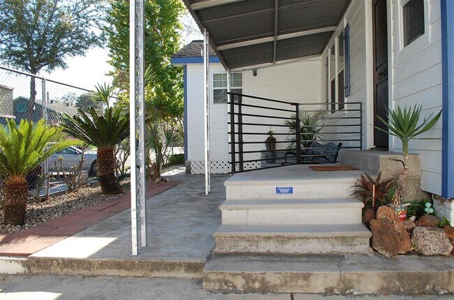 Building Photo - 305 N Live Oak St