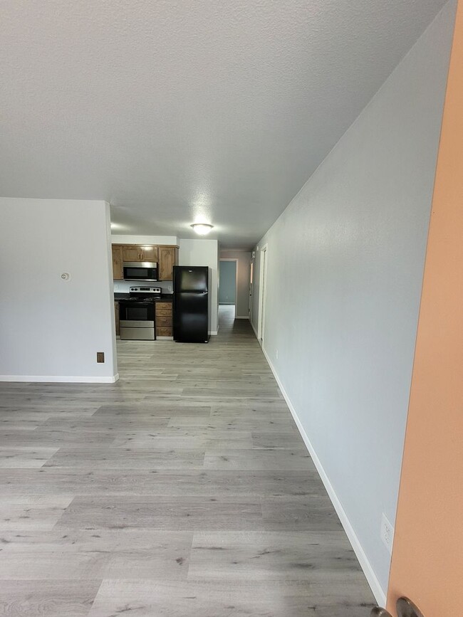 Building Photo - Newly Renovated Pet Friendly 2 Bed Duplex ...