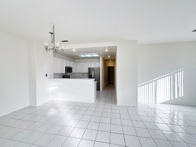 Foto del edificio - "Charming 2-Bed, 2-Bath Condo with Cozy Fireplace in Prime Stevenson Ranch Location!"