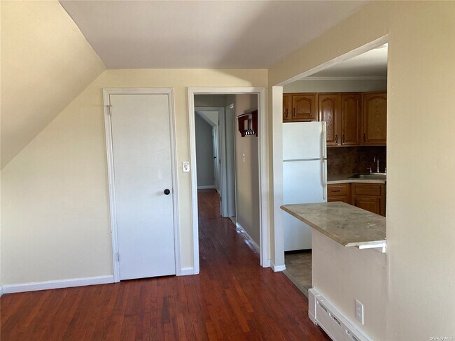 Building Photo - 113 Barnum St