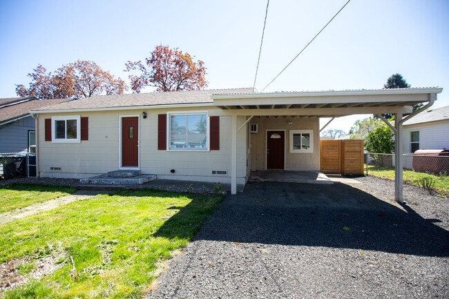 Building Photo - 2 Bedroom 1 Bath SE Salem Home ** Large Fenced In Yard