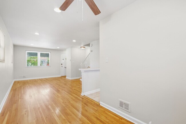Foto del edificio - 4229 Fort Dupont Terrace SE