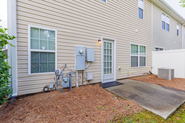 Building Photo - Spacious Townhome in Greensboro NC