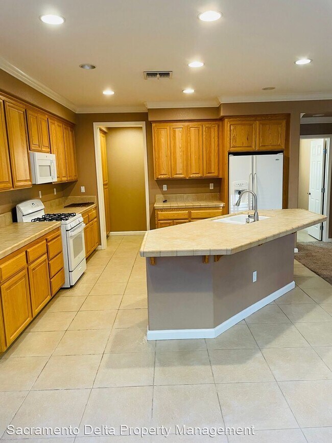 Building Photo - 4 br, 2.5 bath House - 3952  Tule St